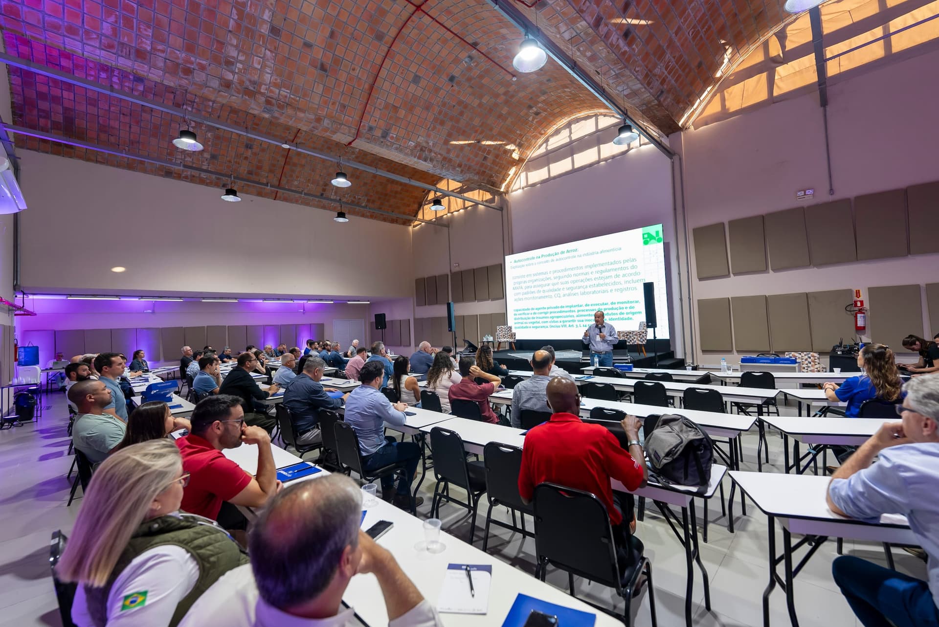 Participantes acompanhando uma palestra técnica em evento da Grano Educação.